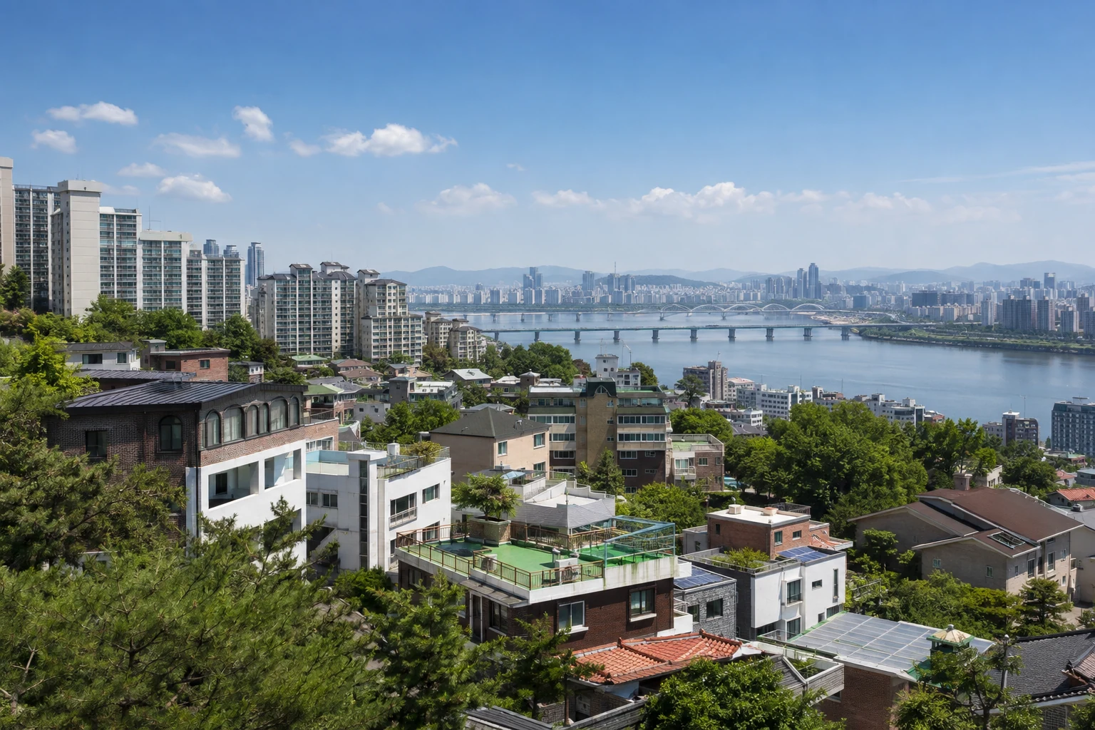 Wohnlandschaft von Dongjak-gu an einem begrünten Hang mit Blick zum Han-Fluss